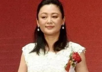 陈凯歌妻子陈红露面，为何身材臃肿美貌不再？
