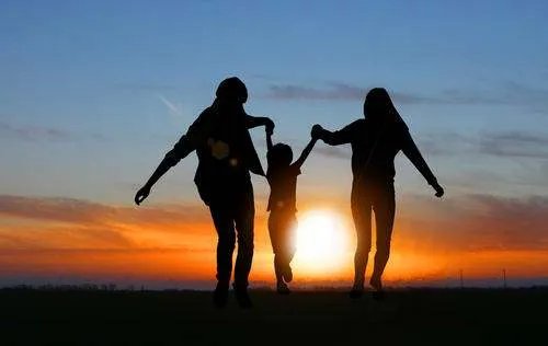 狗绳绊倒老人已出殡,顺德牵狗女孩称不在乎别人评价,是否让人感觉愤怒?