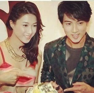 钟嘉欣和吴尊相似度惊人 亲生兄妹也不过如此吧