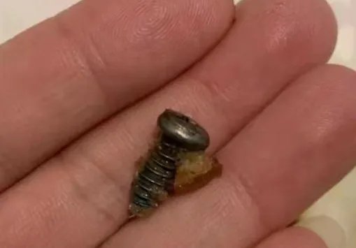 河南一男子吃月饼咬到螺丝磕坏2颗牙，厂商是否需要赔偿？