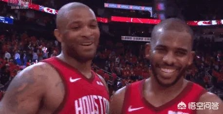 “摸头”上瘾？保罗在采访时，塔克再次偷袭摸头成功。为何这次保罗只是口头警告塔克？