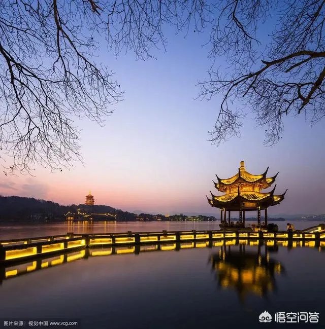 上联:戏演古今情，善恶忠奸收眼底，请对下联？