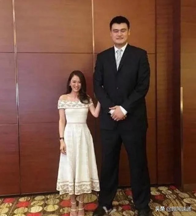 跟姚明合影，如何站位才能避免尴尬？