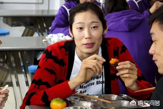 朱婷荣归故里，回河南老家排队吃食堂并主动刷碗，如何评价她的行为？