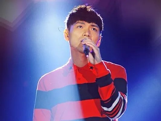 杨宗纬我是歌手半决赛再夺第一 逆袭歌曲《最爱》唱哭全场