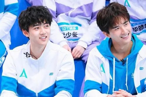 焉栩嘉18岁生日，刘也零点送祝福，为什么赵让送电吉他却另有所求?