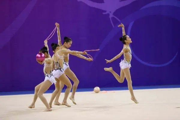 为什么体操运动员在比赛前要在掌心上抹上白粉？