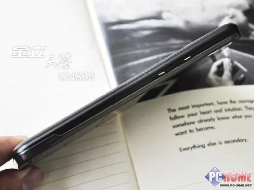 细节：9.8毫米的超薄机身设计