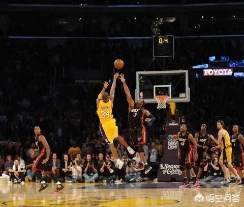 如果需要最后超高难度三分绝杀，科比、库里、哈登你会选谁？