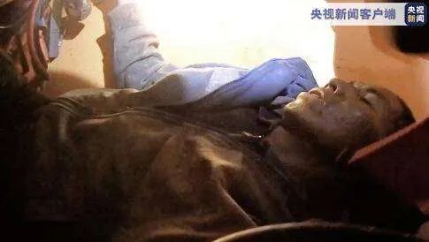 男子坠入深坑生还究竟经历了什么？