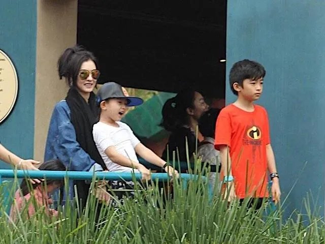 张柏芝陪儿子吃饭累到睡着,被网友嘲讽是“戏精”,你怎么看?