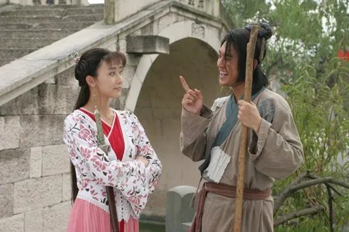 电视剧≤楚留香传奇≥的主题曲和片尾曲叫什么？