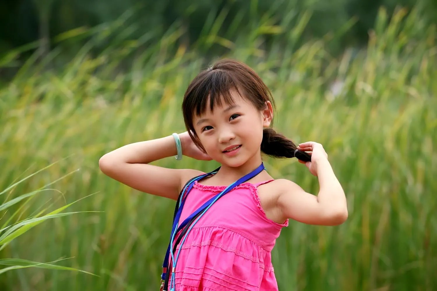 有种整容叫林妙可长大后，今21岁近照曝光，却撞脸辣目洋子，你怎么看？