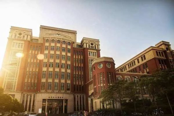 上海交大闵行区和徐汇区哪个好