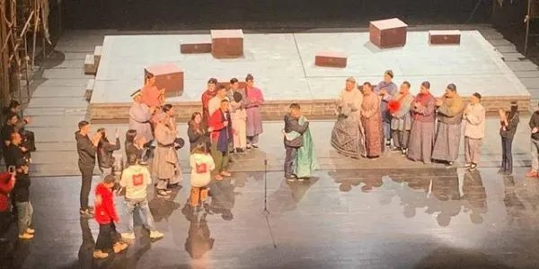 郭德纲二儿子身穿橙色连体裤，是不是也太接地气了？