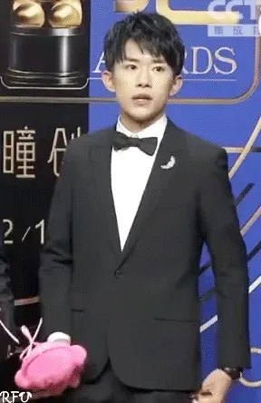 明星冬天走红毯时总是穿的很少，他（她）们到底冷不冷？