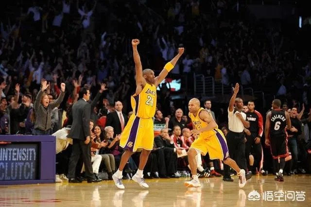 如果需要最后超高难度三分绝杀，科比、库里、哈登你会选谁？