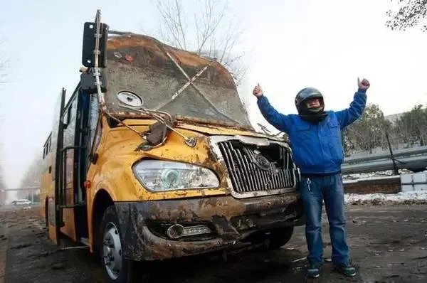 中国校车冲破墙面~完好无损~孩子的福音~中国的希望！