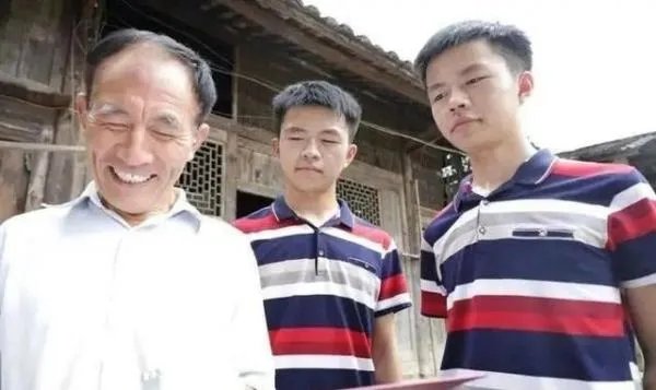 湖南农村双胞胎学霸一个清华一个北大，他们考了多少分？