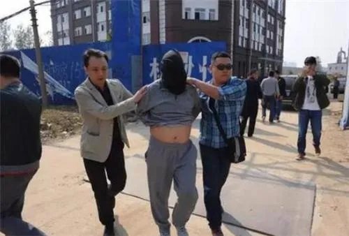 他畏罪潜逃16年，被抓身家上亿，还娶了4个老婆生了12个孩子，他是谁？