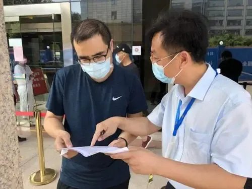 山东男子的妻儿出车祸,医生为其垫付4万医疗费,医生对此有何回应?