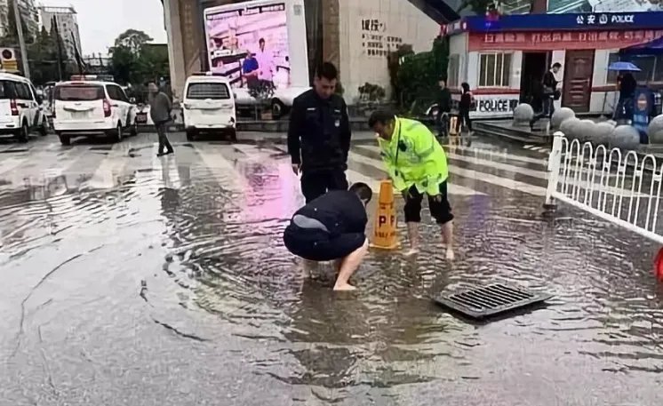 渭南一交警赤脚清理下水道,你如何评价此交警的做法?