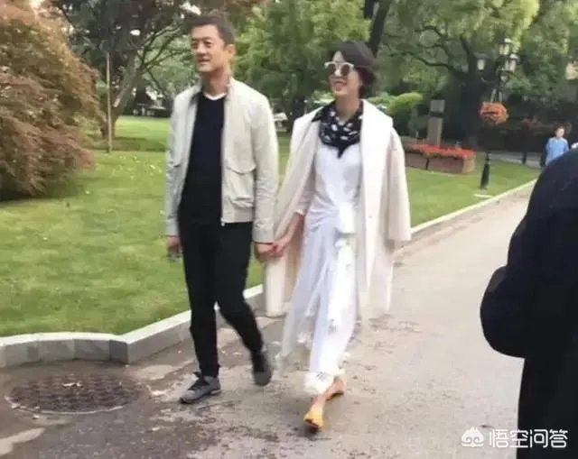 李亚鹏的新女友长得很像香港街头唱歌的小龙女，但是看介绍觉得应该不是，有知情的吗？