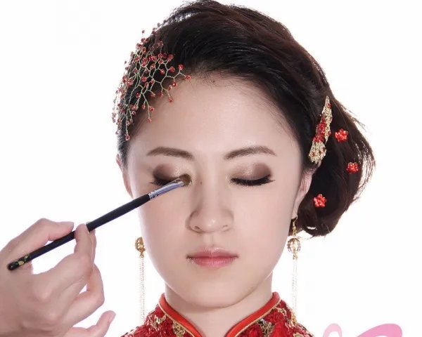 新娘化妆多少钱一次 新娘盘发化妆多少钱