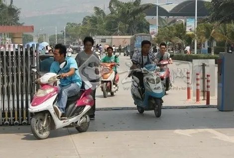 安徽一年薪30万的男子偷电动车被拘，工资并不低的他为何还会这么做？