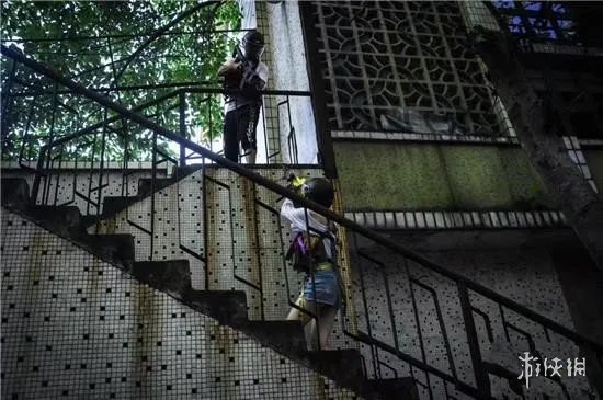 全国首家真人版《绝地求生》来了 赢了真的有鸡吃！