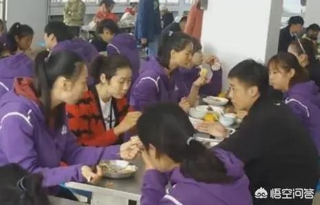 朱婷荣归故里，回河南老家排队吃食堂并主动刷碗，如何评价她的行为？