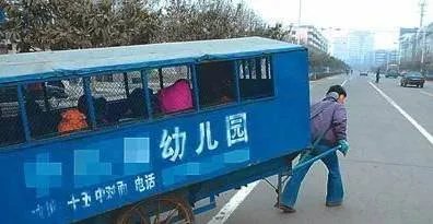 中国校车冲破墙面~完好无损~孩子的福音~中国的希望！