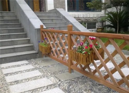 铁栅栏还是木栅栏 安装围栏注意事项