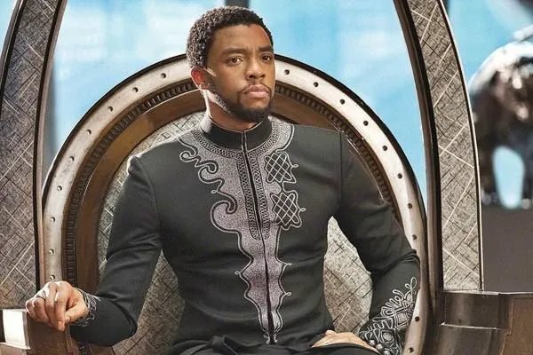 黑豹的爸爸按理来说有振金战衣怎么能轻易炸死？