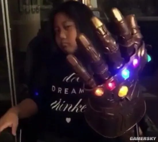 《复仇者联盟3》雷神新武器首曝 灭霸无限手套大的吓人