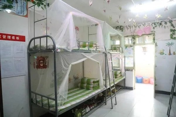 寝室睡上床很危险，如何才能避免危险发生呢？