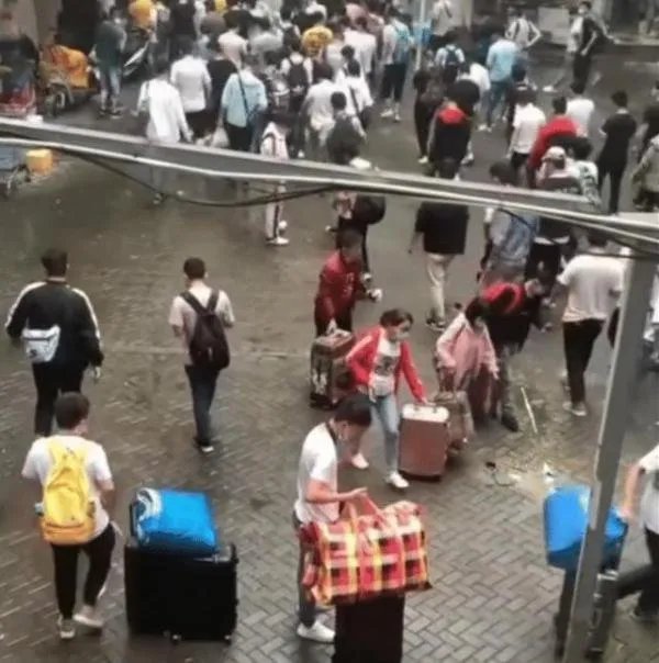 世硕电子厂扔员工证件事件发酵，此公司后续该采取什么做法？