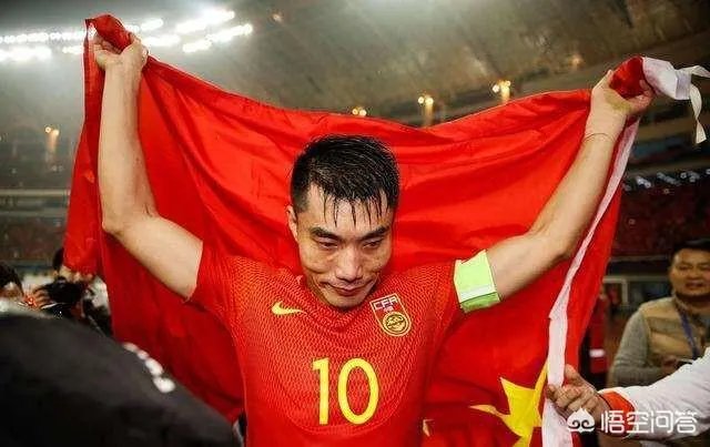 强烈建议，让散步踢球的冯潇霆退出国家队，你同意吗？