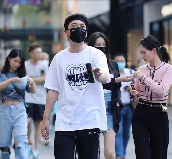 王思聪带美女逛街，女伴有何背景？