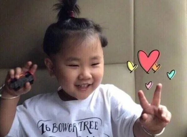 郭德纲二儿子身穿橙色连体裤，是不是也太接地气了？