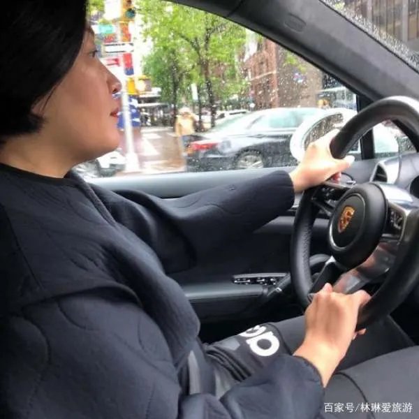 李咏去世后哈文曝近照,心态平静婚戒未取。你怎么看呢?