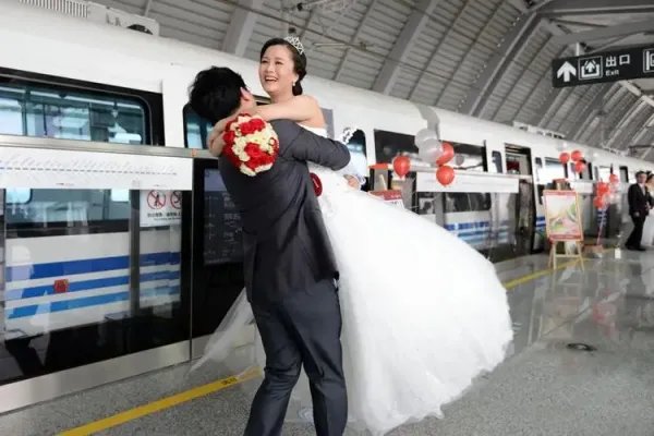 沈阳一对新人携手乘地铁去举办婚礼,如此“节约”真的好吗?