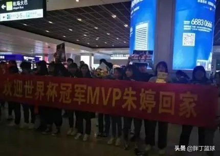 朱婷荣归故里，回河南老家排队吃食堂并主动刷碗，如何评价她的行为？