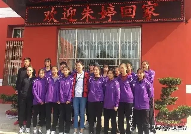 朱婷荣归故里，回河南老家排队吃食堂并主动刷碗，如何评价她的行为？