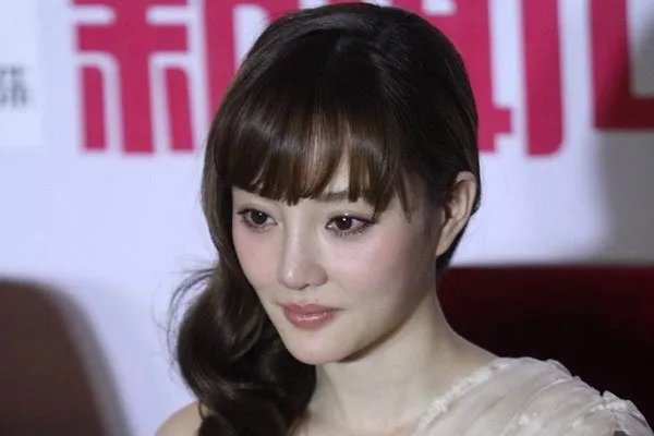 白鸽是离异了吗 出名为了钱离婚还是出轨了