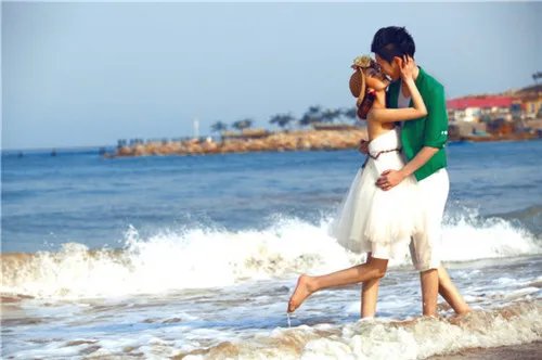 爱琴海婚纱照价格一般多少       拍婚纱照怎么摆姿势好看