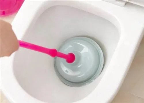 马桶堵了如何快速疏通   五招轻松搞定坐便器堵塞问题