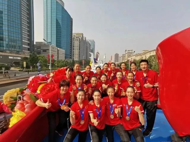 朱婷荣归故里，回河南老家排队吃食堂并主动刷碗，如何评价她的行为？