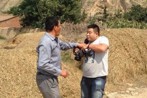 记者采访为何遭掌掴？