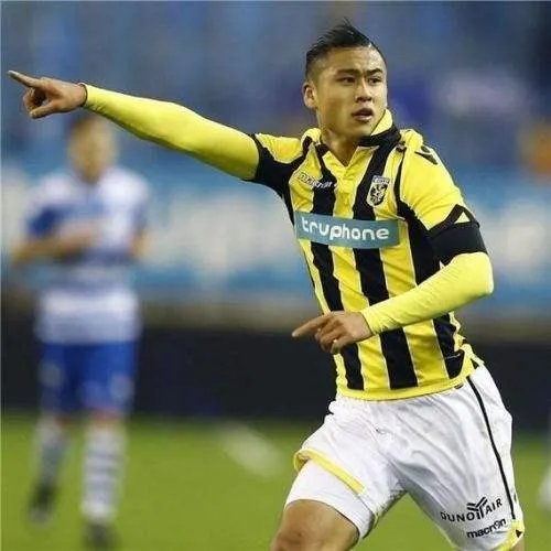 你认为现在张玉宁是应该继续留在不莱梅找机会证明自己，还是转会离开？